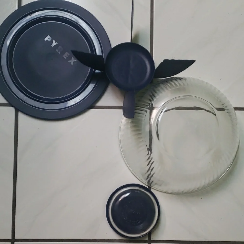 Vintage "Pyrex" mixing/serving bowl, divider, dark blue lids set - Picture 7 of 7